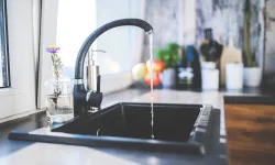 rubinetto con acqua che gocciola