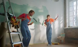 giovane coppia dipinge una parete