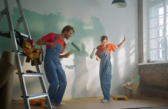 giovane coppia dipinge una parete