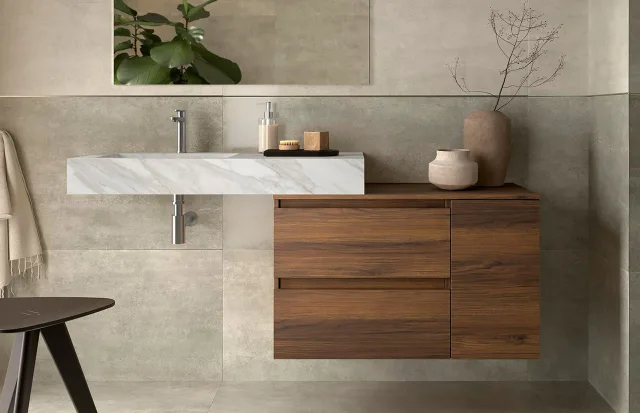 bagno con lavandino e mobile sospeso