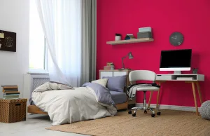 camera dei ragazzi a colori e letto disfatto