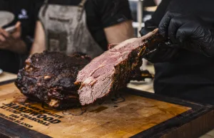 carne cotto sul barbecue alla brace