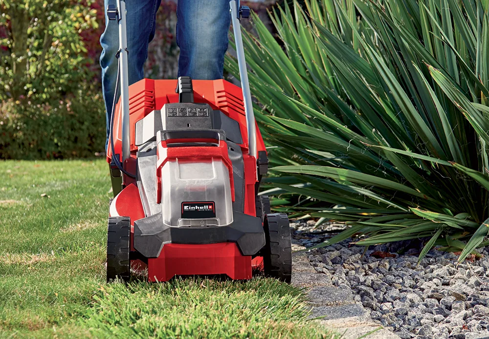 Tagliaerba a batteria Einhell GE-CM 18-30 Li in azione