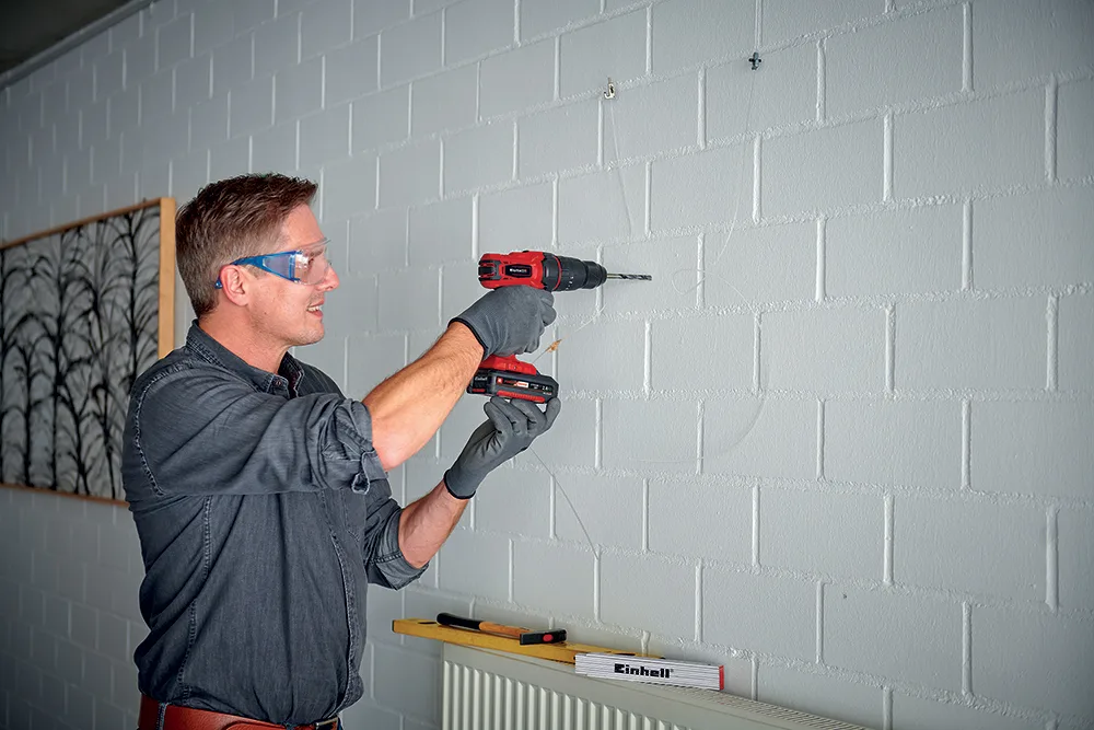 Trapano avvitatore a percussione a batteria Einhell TE-CD 18-40 Li in azione