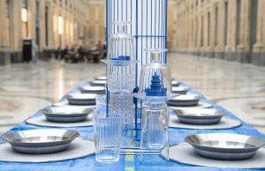 tavola apparecchiata con piatti e bicchieri