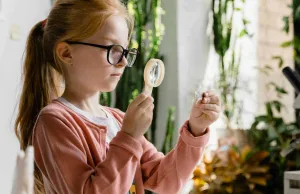 bambina studia il verde del giardino