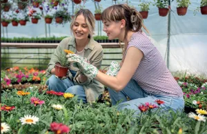 Giovani donne fanno giardinaggio